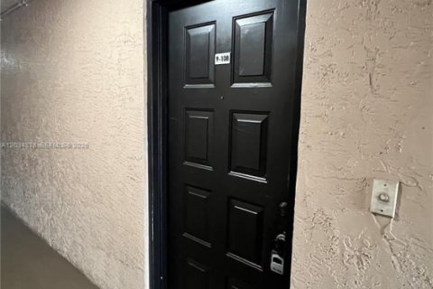 Copropriété à vendre à Coral Springs, Floride: 2 chambres, 91.42 m2 № 2154613 - photo 3