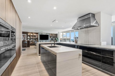 Condo in Fort Lauderdale, Florida, 4 bedrooms  № 2019914 - photo 13