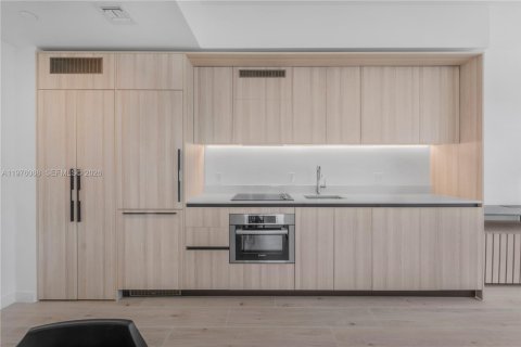 Condo in Miami, Florida, 1 bedroom  № 2042622 - photo 5