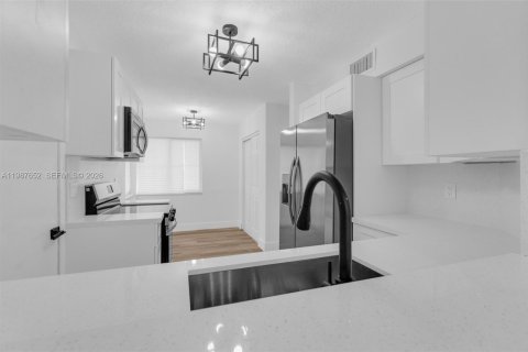 Villa ou maison à vendre à Dania Beach, Floride: 3 chambres, 128.21 m2 № 2048939 - photo 11