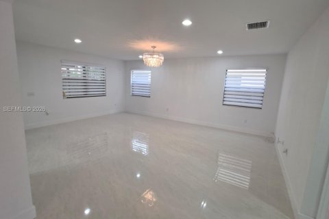 House in Doral, Florida 5 bedrooms, 386.38 sq.m. № 2399656 - photo 16