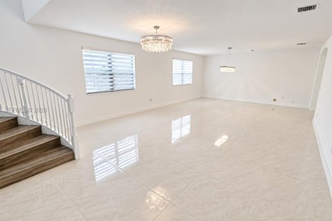 House in Doral, Florida 5 bedrooms, 386.38 sq.m. № 2399656 - photo 4