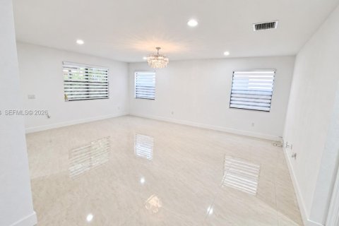 House in Doral, Florida 5 bedrooms, 386.38 sq.m. № 2399656 - photo 9