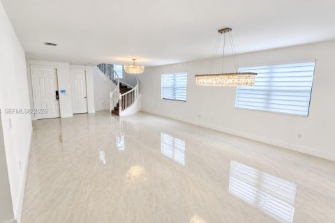 House in Doral, Florida 5 bedrooms, 386.38 sq.m. № 2399656 - photo 7