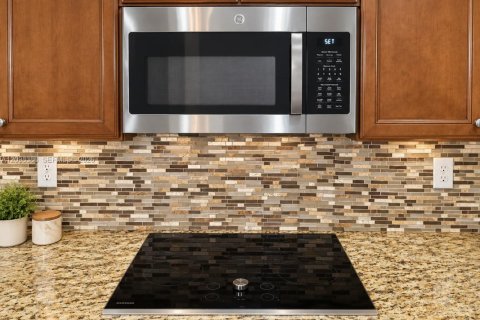 House in Doral, Florida 5 bedrooms, 386.38 sq.m. № 2399656 - photo 12