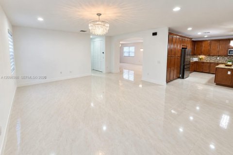 House in Doral, Florida 5 bedrooms, 386.38 sq.m. № 2399656 - photo 6
