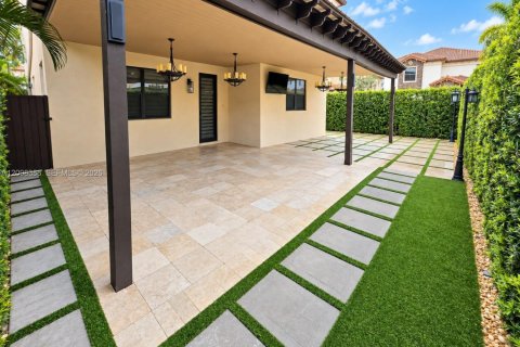 House in Doral, Florida 5 bedrooms, 386.38 sq.m. № 2399656 - photo 30
