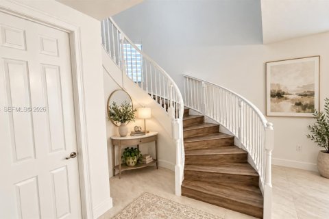 House in Doral, Florida 5 bedrooms, 386.38 sq.m. № 2399656 - photo 5