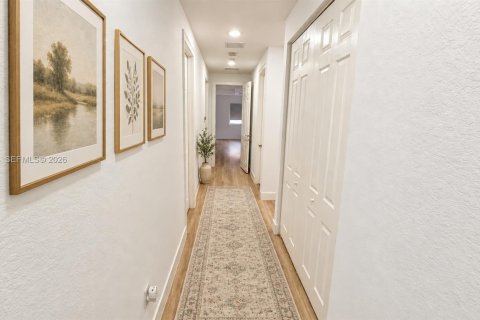 House in Doral, Florida 5 bedrooms, 386.38 sq.m. № 2399656 - photo 19