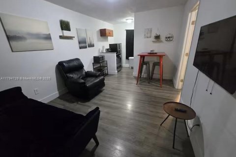 Villa ou maison à louer à Miami, Floride: 1 chambre, 44.13 m2 № 1980801 - photo 2