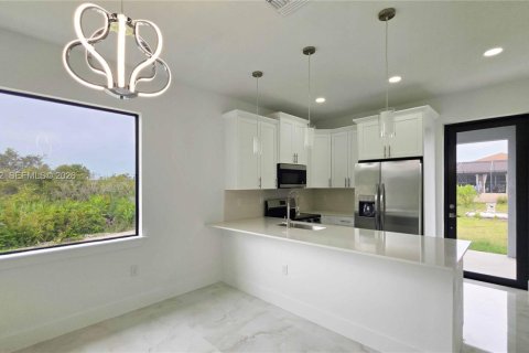 House in Lehigh Acres, Florida 3 bedrooms № 2004343 - photo 10