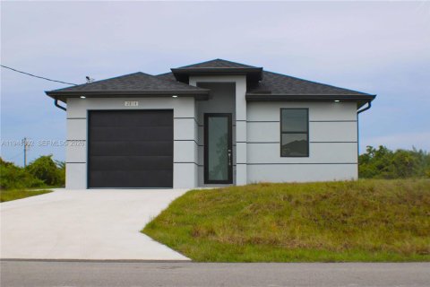 House in Lehigh Acres, Florida 3 bedrooms № 2004343 - photo 1