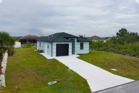 House in Lehigh Acres, Florida 3 bedrooms № 2004343 - photo 6