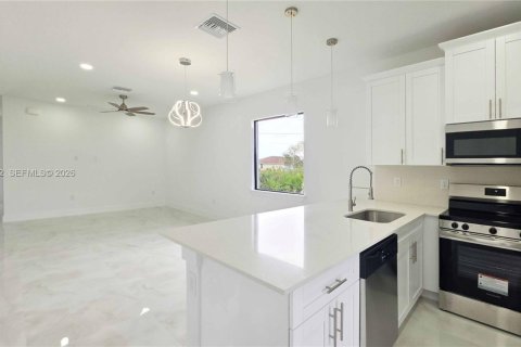 House in Lehigh Acres, Florida 3 bedrooms № 2004343 - photo 15