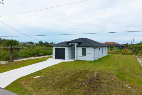 House in Lehigh Acres, Florida 3 bedrooms № 2004343 - photo 4