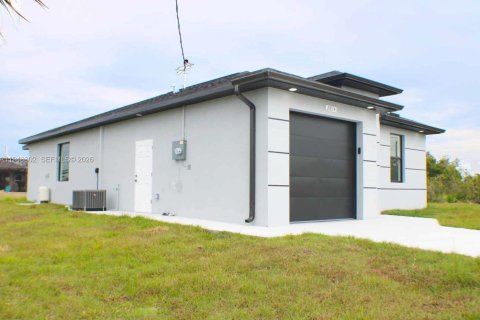 House in Lehigh Acres, Florida 3 bedrooms № 2004343 - photo 8