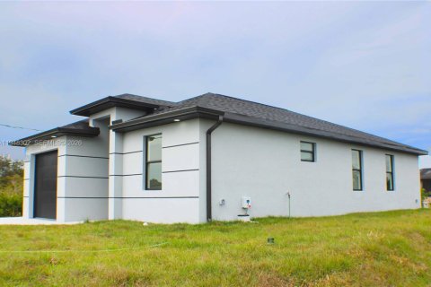 House in Lehigh Acres, Florida 3 bedrooms № 2004343 - photo 2