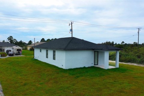 House in Lehigh Acres, Florida 3 bedrooms № 2004343 - photo 9