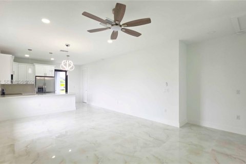 House in Lehigh Acres, Florida 3 bedrooms № 2004343 - photo 12