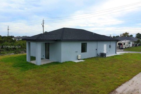 House in Lehigh Acres, Florida 3 bedrooms № 2004343 - photo 3