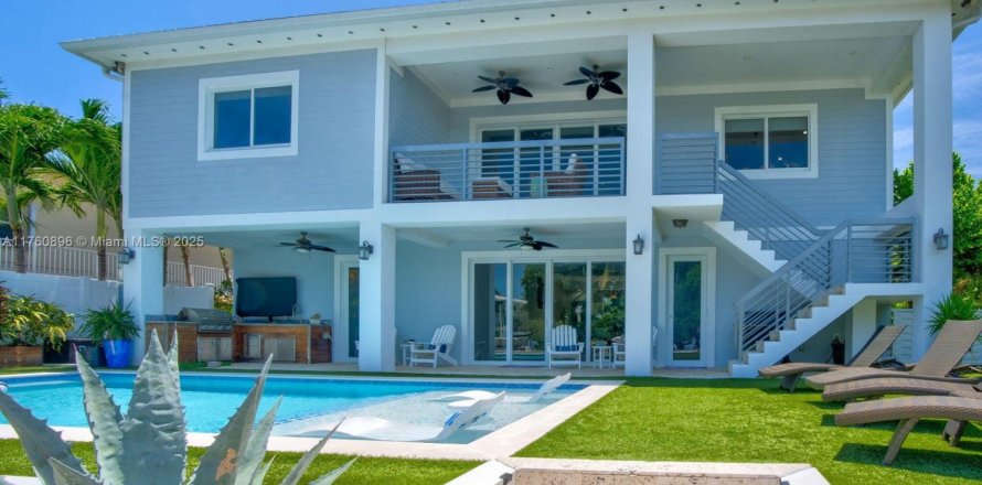 House in Islamorada, Village of Islands, Florida 4 bedrooms № 2012726