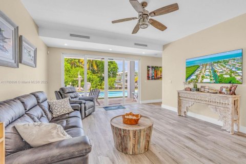 House in Islamorada, Village of Islands, Florida 4 bedrooms № 2012726 - photo 10