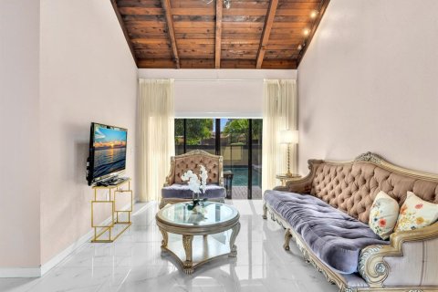 House in Miami, Florida 3 bedrooms, 153.38 sq.m. № 2247847 - photo 10