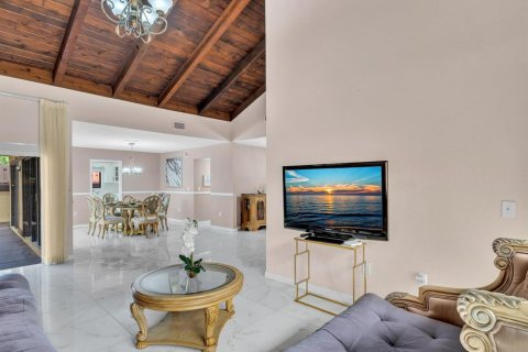 House in Miami, Florida 3 bedrooms, 153.38 sq.m. № 2247847 - photo 11