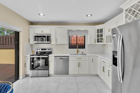 House in Miami, Florida 3 bedrooms, 153.38 sq.m. № 2247847 - photo 19