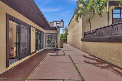 House in Miami, Florida 3 bedrooms, 153.38 sq.m. № 2247847 - photo 4