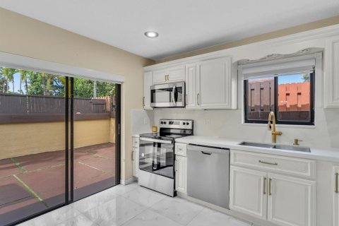 House in Miami, Florida 3 bedrooms, 153.38 sq.m. № 2247847 - photo 20