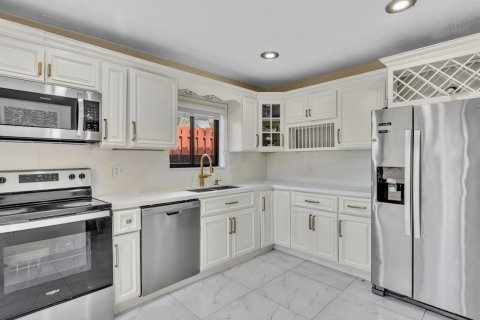 House in Miami, Florida 3 bedrooms, 153.38 sq.m. № 2247847 - photo 21