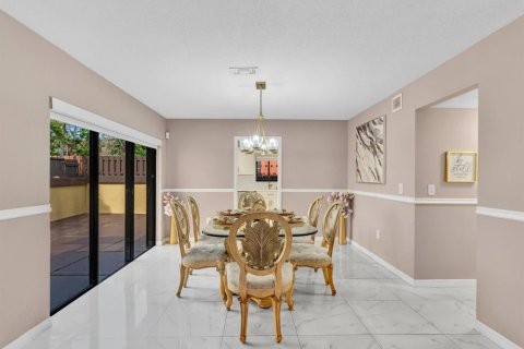 House in Miami, Florida 3 bedrooms, 153.38 sq.m. № 2247847 - photo 14