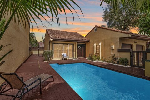 House in Miami, Florida 3 bedrooms, 153.38 sq.m. № 2247847