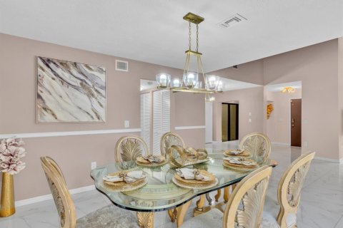 House in Miami, Florida 3 bedrooms, 153.38 sq.m. № 2247847 - photo 16