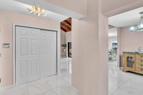 House in Miami, Florida 3 bedrooms, 153.38 sq.m. № 2247847 - photo 6