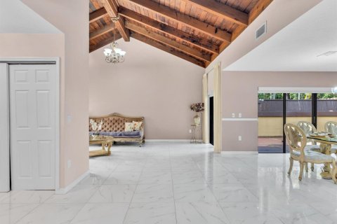 House in Miami, Florida 3 bedrooms, 153.38 sq.m. № 2247847 - photo 7
