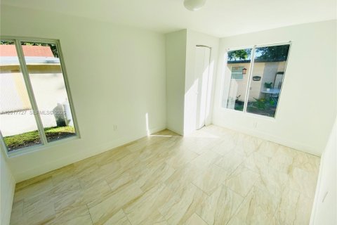House in Miami, Florida 3 bedrooms, 127.55 sq.m. № 2087321 - photo 15