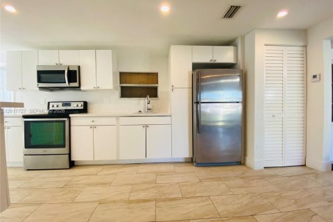 House in Miami, Florida 3 bedrooms, 127.55 sq.m. № 2087321 - photo 6
