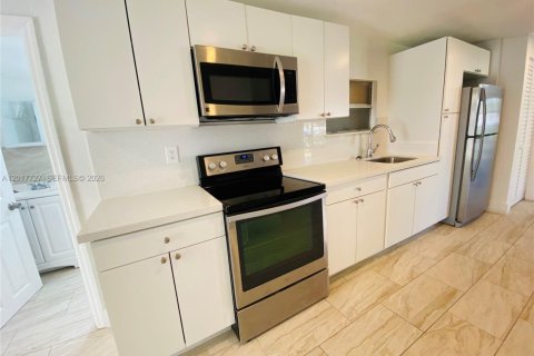 House in Miami, Florida 3 bedrooms, 127.55 sq.m. № 2087321 - photo 4