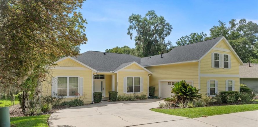 House in Gainesville, Florida 6 bedrooms, 279.26 sq.m. № 2203759