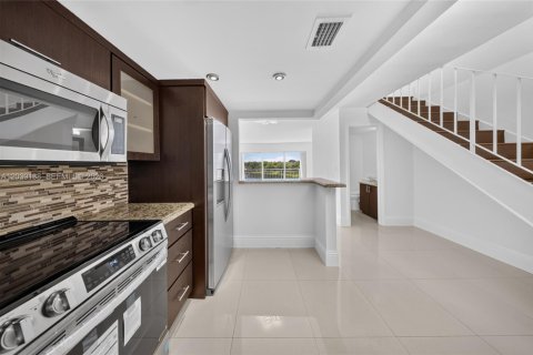 Condominio en alquiler en Miami, Florida, 1 dormitorio, 104.52 m2 № 2085679 - foto 7