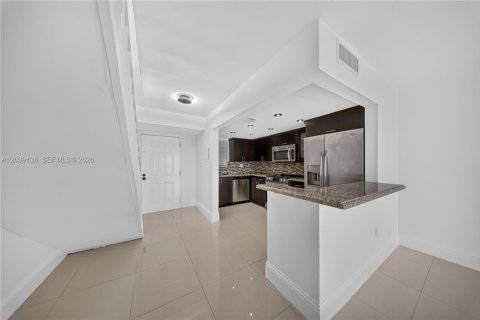 Condominio en alquiler en Miami, Florida, 1 dormitorio, 104.52 m2 № 2085679 - foto 8