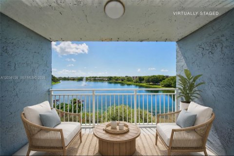 Condominio en alquiler en Miami, Florida, 1 dormitorio, 104.52 m2 № 2085679 - foto 4