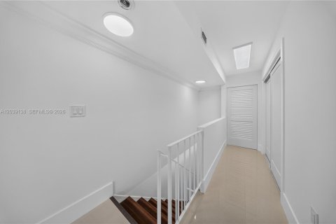 Condominio en alquiler en Miami, Florida, 1 dormitorio, 104.52 m2 № 2085679 - foto 18