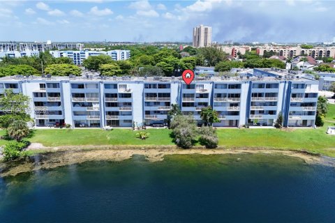 Condominio en alquiler en Miami, Florida, 1 dormitorio, 104.52 m2 № 2085679 - foto 29