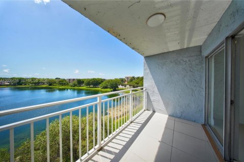 Condominio en alquiler en Miami, Florida, 1 dormitorio, 104.52 m2 № 2085679 - foto 13