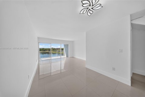 Condominio en alquiler en Miami, Florida, 1 dormitorio, 104.52 m2 № 2085679 - foto 19