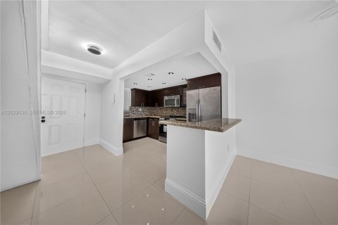 Condominio en alquiler en Miami, Florida, 1 dormitorio, 104.52 m2 № 2085679 - foto 9