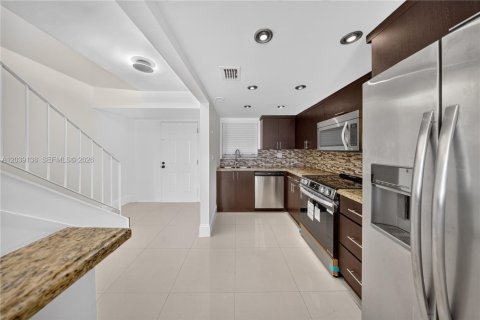 Condominio en alquiler en Miami, Florida, 1 dormitorio, 104.52 m2 № 2085679 - foto 5